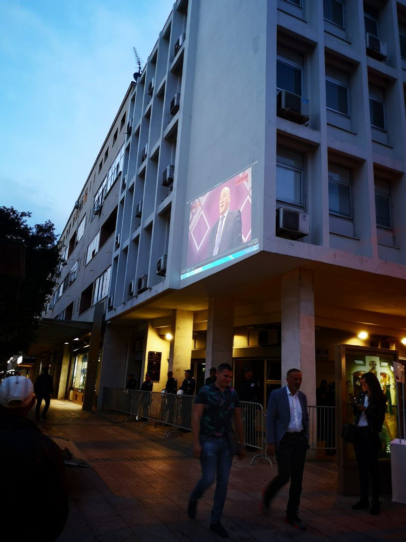 Projekcija filma na zgradi Tužilaštva
