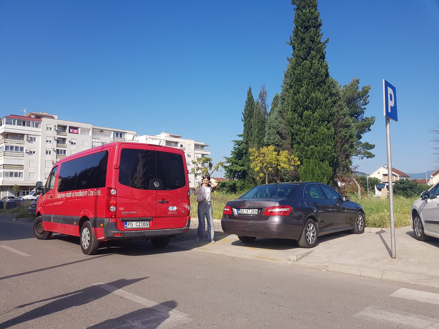 Ispred kancelarija Udruženja mladih sa hendikepom Crne Gore u Podgorici