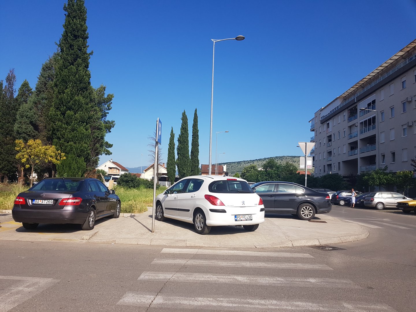 Ispred kancelarija Udruženja mladih sa hendikepom Crne Gore u Podgorici