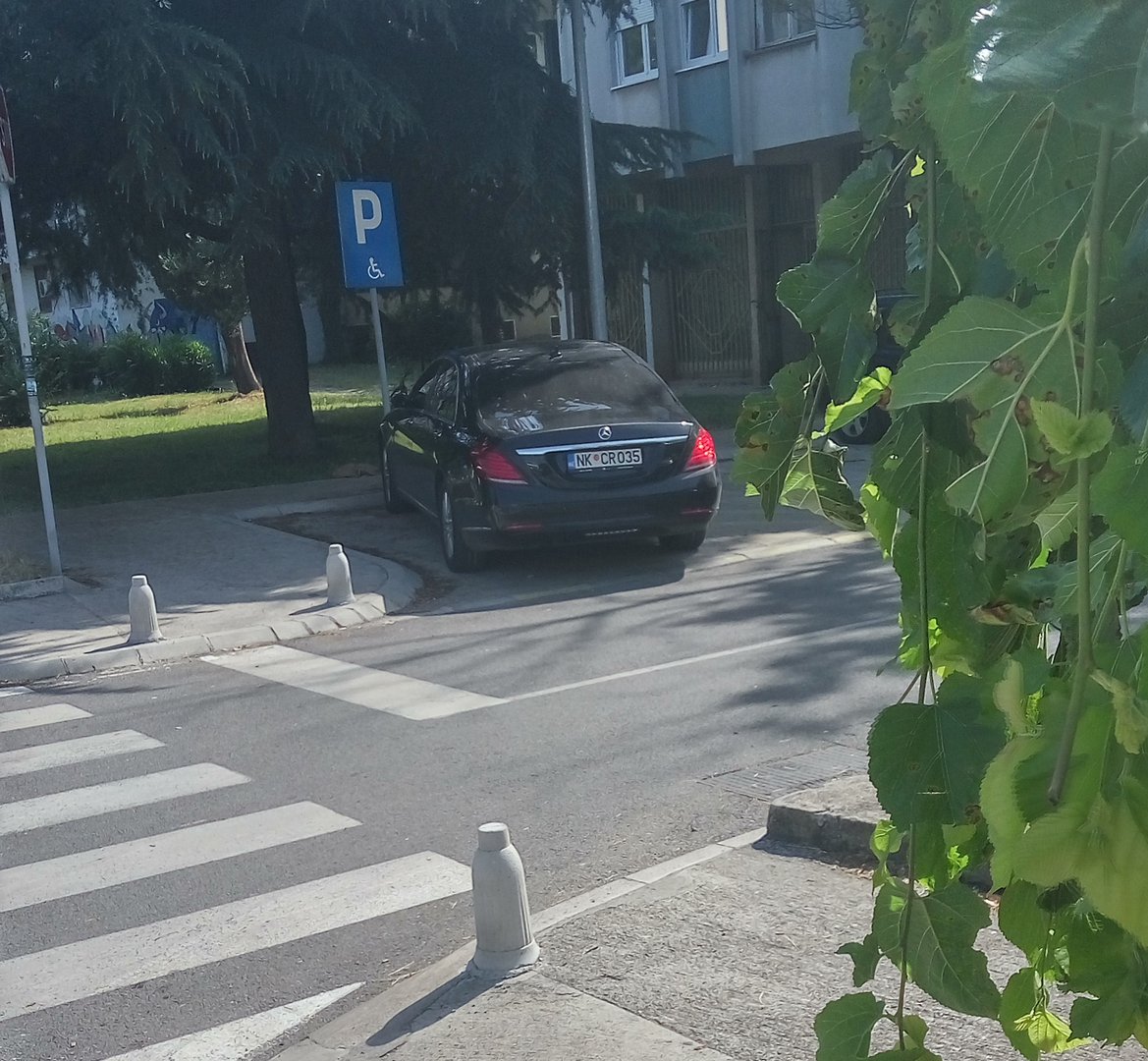 Ulica Svetozara Markovića u Podgorici, parking mjesto namijenjeno osobama sa hendikepom