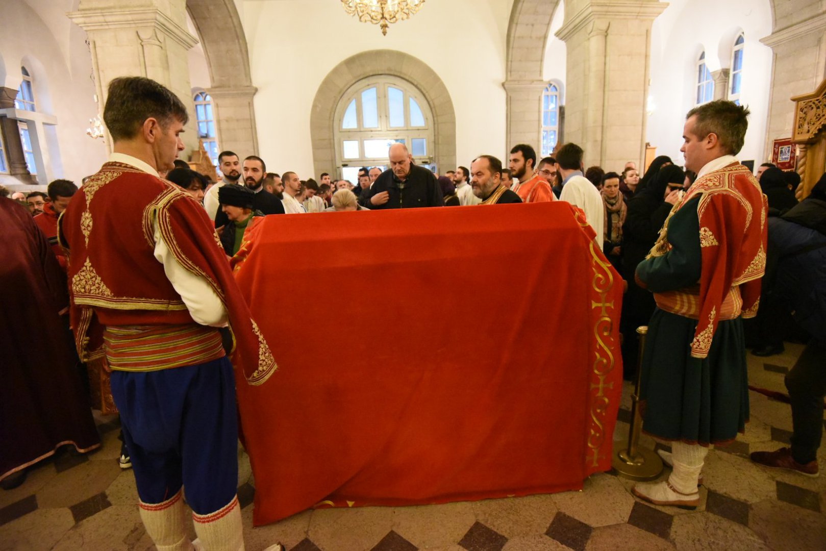 Veliki broj vjernika prisutan je u Sabornom hramu Svetog Vasilija Ostroškog u Nikšiću