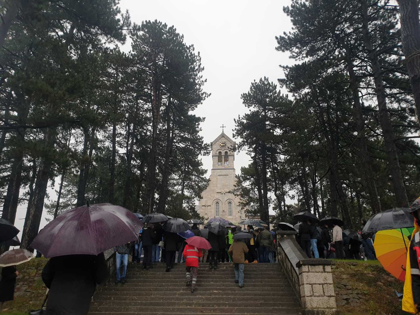 Veliki broj građana ispred hrama Svetog Vasilija Ostroškog u Nikšiću