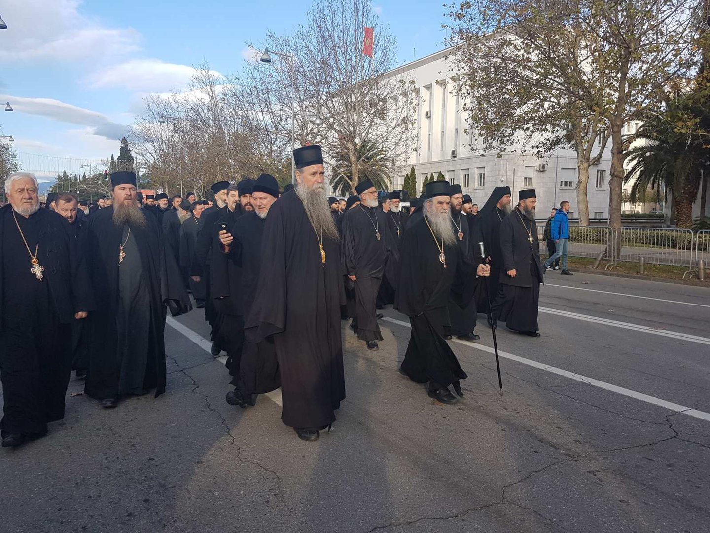 Amfilohije i sveštenstvo u blizini zgrade Skupštine