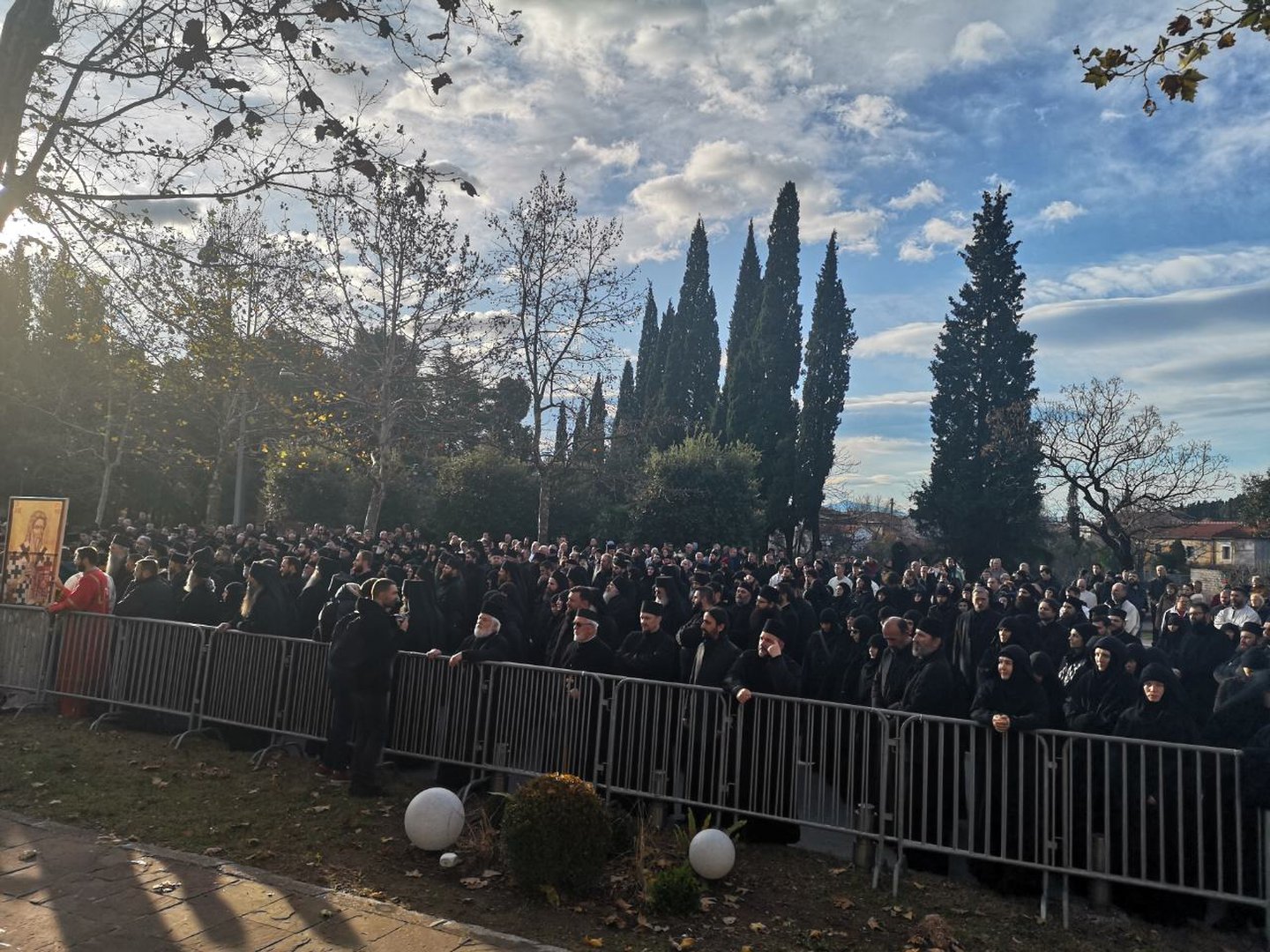 Sveštenici ispred Skupštine