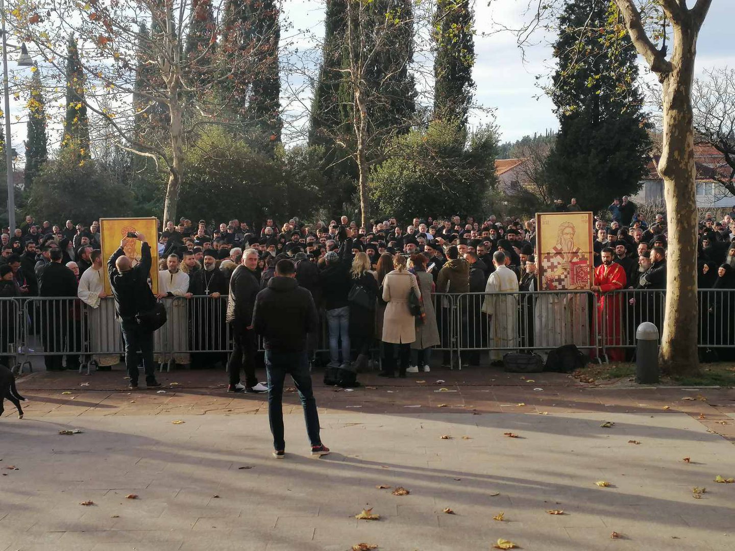 Sa skupa ispred Skupštine