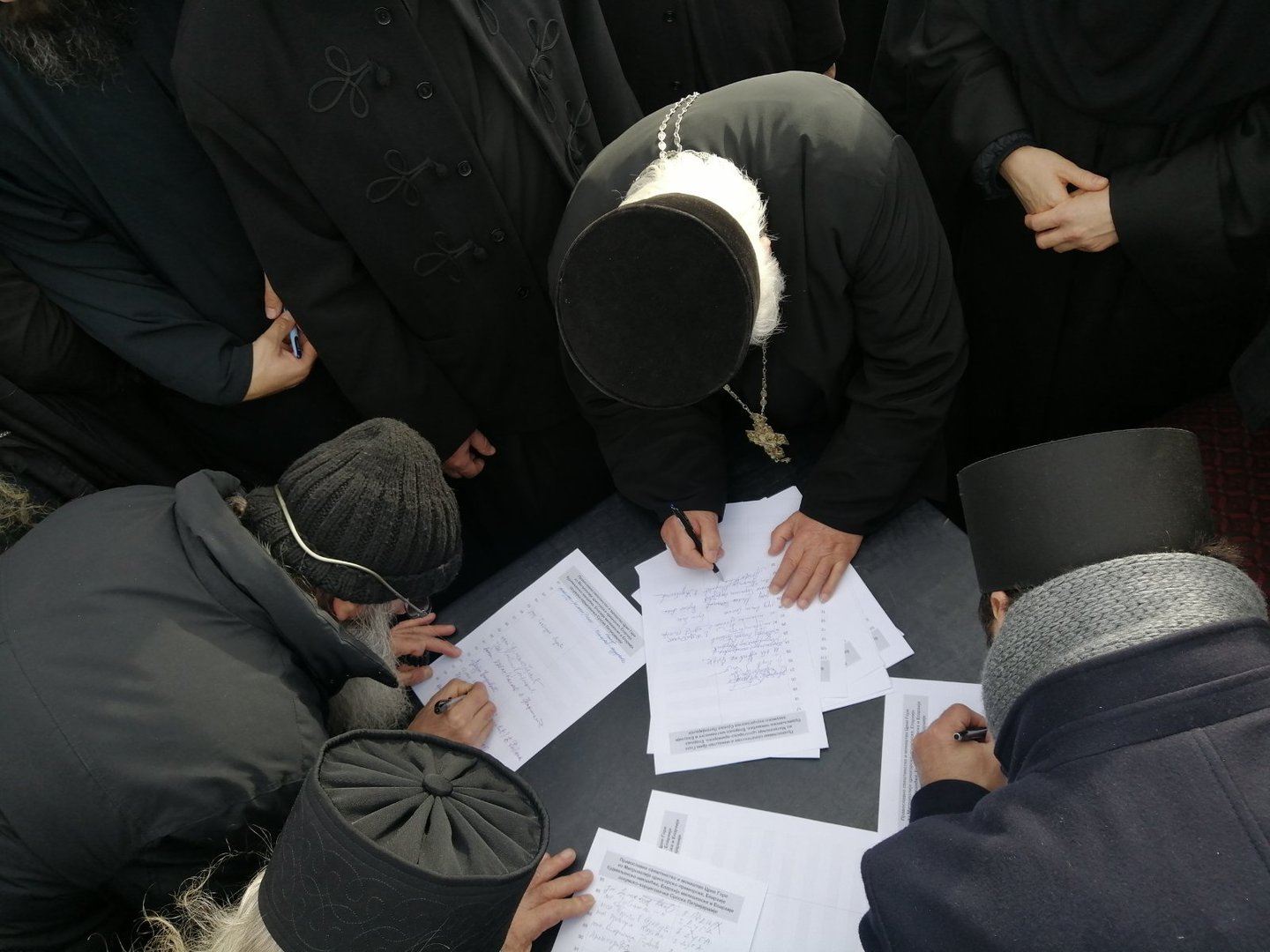 Sveštenici potpisuju proglas