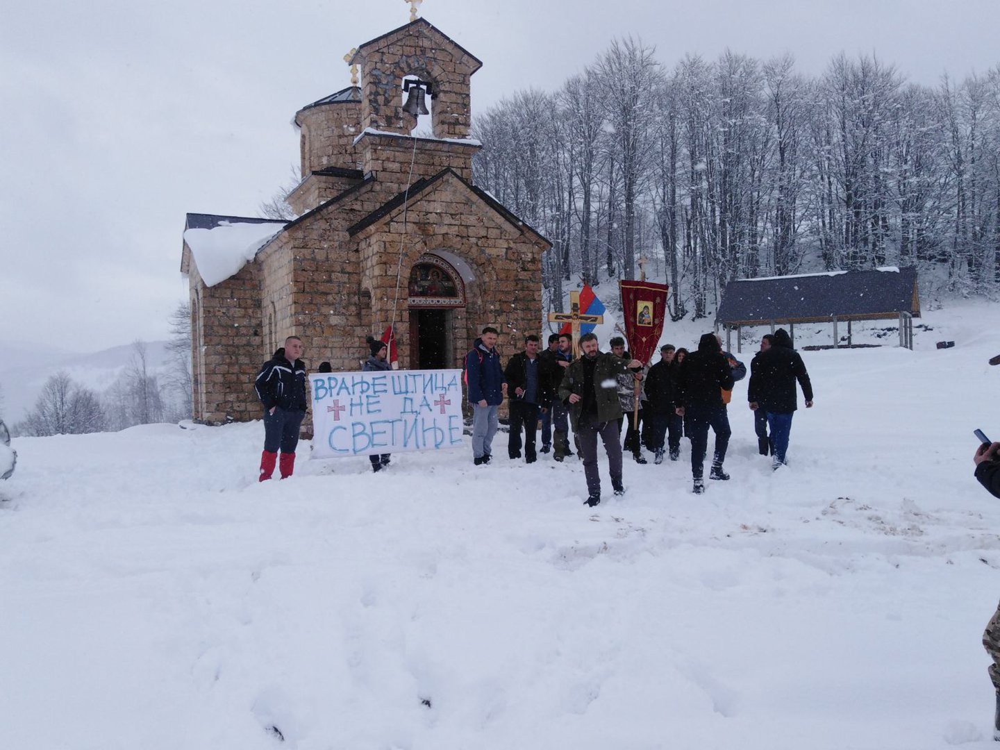Građani ispred crkve u Bukovoj Poljani